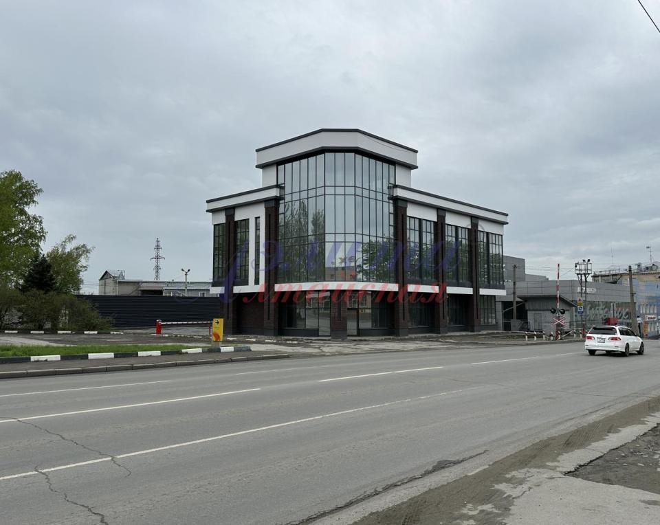 Торгово-офисное здание на красной линии улицы Строителей в Барнауле